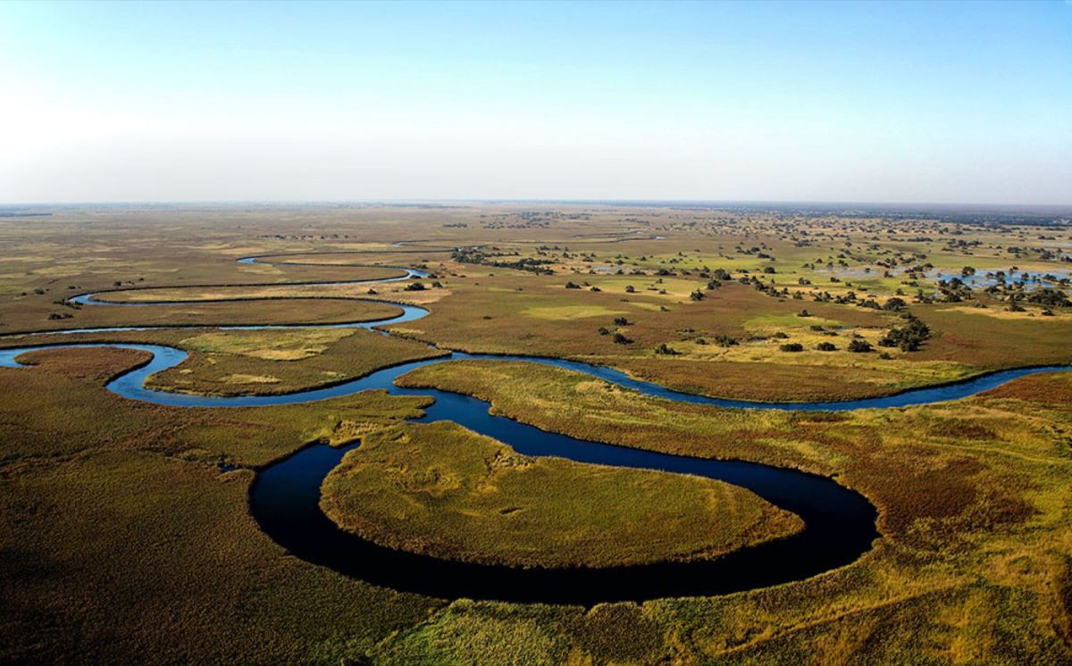 Die verzweigten Wasserarme des Okavango-Deltas in Botswana aus der Luft